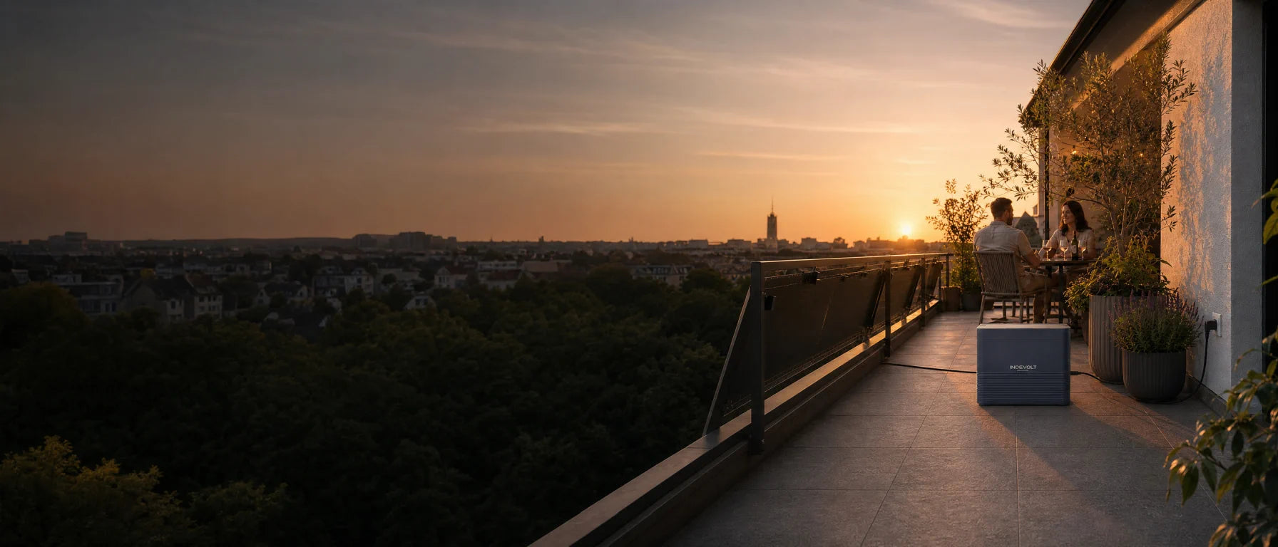 Indevolt BK1600 Ultra als Balkonkraftwerk-Speicher auf einem Balkon mit Solarmodulen