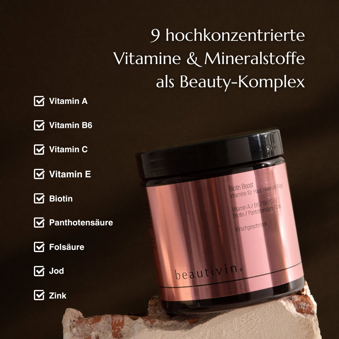 Eine roségoldene Dose Beautivin Biotin Boost steht auf einem Stein. Links daneben befindet sich eine Liste der enthaltenen Vitamine und Mineralstoffe, die als Teil des Beauty-Komplexes beschrieben werden: Vitamin A, Vitamin B6, Vitamin C, Vitamin E, Biotin, Pantothensäure, Folsäure, Jod und Zink. Oben steht der Text: ‚9 hochkonzentrierte Vitamine & Mineralstoffe als Beauty-Komplex‘