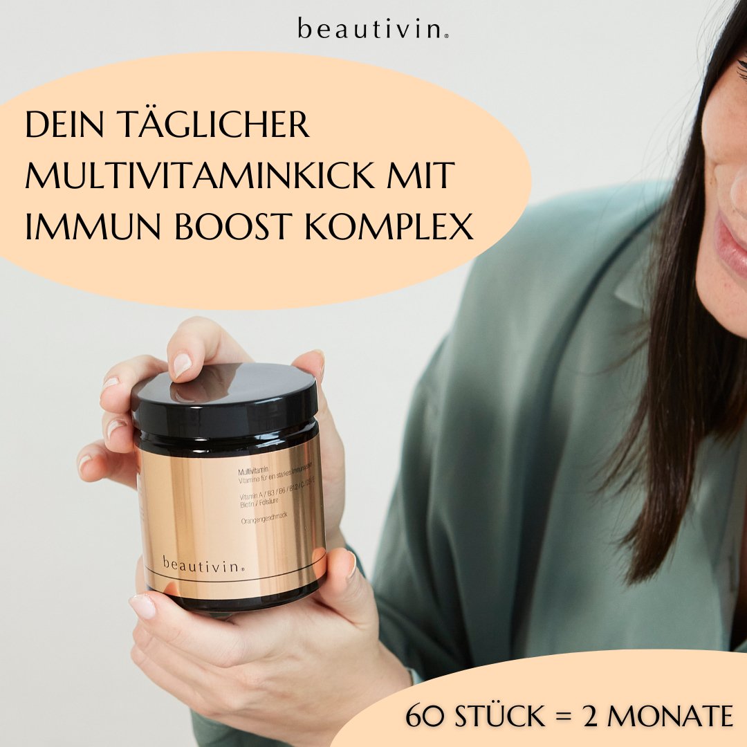 Eine Person hält eine Dose Beautivin Multivitamin-Gummibärchen in der Hand. Links oben steht der Text: ‚Dein täglicher Multivitaminkick mit Immun Boost Komplex‘ in einer hellorangen Sprechblase. Unten rechts steht: ‚60 Stück = 2 Monate‘. Die Dose ist goldfarben und trägt die Aufschrift ‚Multivitamin, Vitamine für ein starkes Immunsystem‘ mit Orangengeschmack.